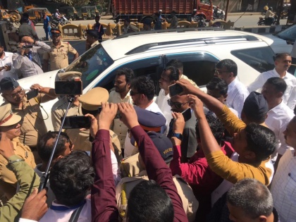 Mumbai: AIMIM Leader Waris Pathan Arrested by Mira-Bhayandar Police Near Dahisar Check Naka (Watch Video) | Mumbai: AIMIM Leader Waris Pathan Arrested by Mira-Bhayandar Police Near Dahisar Check Naka (Watch Video)
