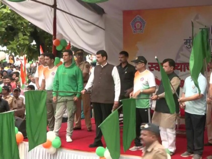 75th Independence Day: Devendra Fadnavis flags off 10 km marathon in Mumbai | 75th Independence Day: Devendra Fadnavis flags off 10 km marathon in Mumbai