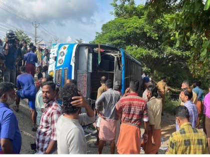 Kerala: 40 injured as bus overturns near Kanimangalam in Thrissur District | Kerala: 40 injured as bus overturns near Kanimangalam in Thrissur District