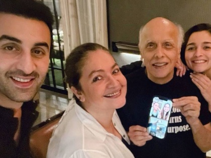 Alia Bhatt celebrates father Mahesh Bhatt's birthday, with boyfriend Ranbir Kapoor | Alia Bhatt celebrates father Mahesh Bhatt's birthday, with boyfriend Ranbir Kapoor