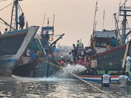 Alibaug Boat Accident: Fishing Boat Capsizes Near Kolaba Fort in Raigad Due to Strong Winds; Crew Members Successfully Rescued