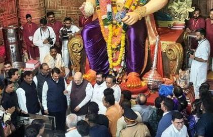 India Amit Shah offers prayers at Mumbai’s Lalbaugcha Raja with CM Eknath Shinde, Devendra Fadnavis | India Amit Shah offers prayers at Mumbai’s Lalbaugcha Raja with CM Eknath Shinde, Devendra Fadnavis