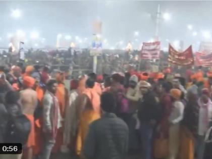 Maha Kumbh 2025: Devotees Take Holy Dip at Triveni Sangam on First Amrit Snan on Makar Sankranti (Watch Videos)