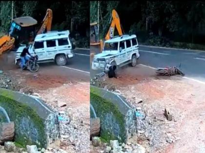 Viral Video! Anand Mahindra's shares video of Mahindra Bolero saving biker's life | Viral Video! Anand Mahindra's shares video of Mahindra Bolero saving biker's life