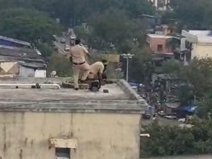 Mumbai Police save teenage girl from jumping off building in Andheri | Mumbai Police save teenage girl from jumping off building in Andheri