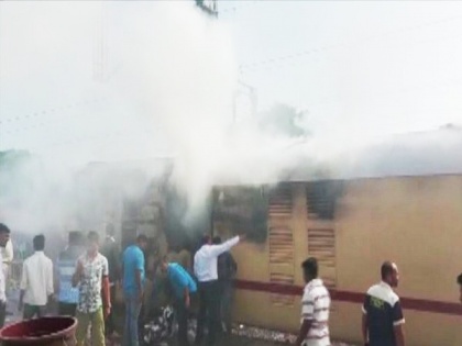 Maharashtra: Fire breaks out in luggage compartment of Shalimar LTT Express near Nashik | Maharashtra: Fire breaks out in luggage compartment of Shalimar LTT Express near Nashik