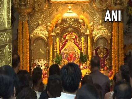 Mumbaikars gather at Siddhivinayak Temple to start 2023 with god's blessings | Mumbaikars gather at Siddhivinayak Temple to start 2023 with god's blessings