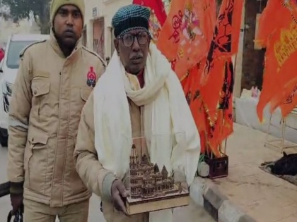 Ganga-Jamuni Tehzeeb: Iqbal Ansari, Ex-Babri Litigant, Gifts Miniature Model of Ram Temple to His Gunner | Ganga-Jamuni Tehzeeb: Iqbal Ansari, Ex-Babri Litigant, Gifts Miniature Model of Ram Temple to His Gunner