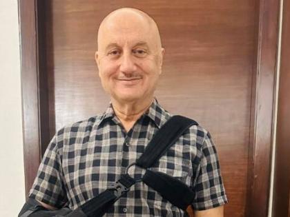 Anupam Kher suffers hairline fracture while shooting | Anupam Kher suffers hairline fracture while shooting