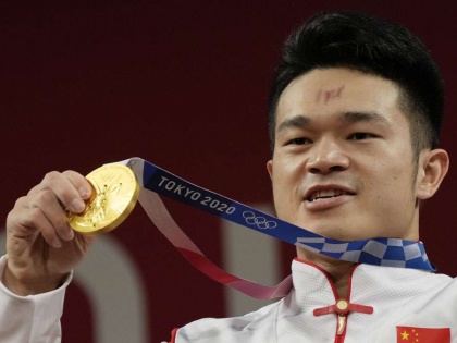 China's Shi Zhiyong breaks world record in weightlifting to win gold in 73kg category | China's Shi Zhiyong breaks world record in weightlifting to win gold in 73kg category