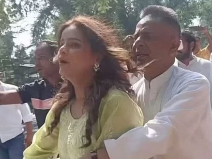 Actress Archana Gautam, father attacked outside Congress office | Actress Archana Gautam, father attacked outside Congress office