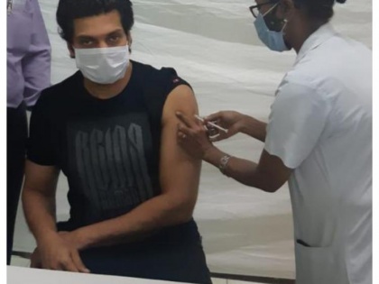 Tamil actor Arya receives first dose of COVID-19 vaccine | Tamil actor Arya receives first dose of COVID-19 vaccine