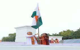 Amit Shah hoists tricolour at his residence as part of 'Har Ghar Tiranga' movement | Amit Shah hoists tricolour at his residence as part of 'Har Ghar Tiranga' movement