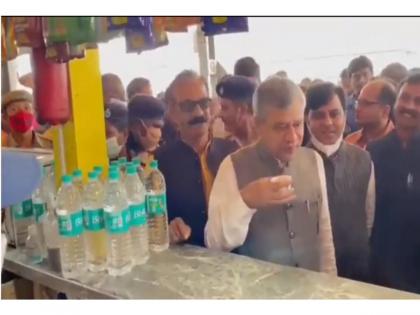 Video! Railway Minister Ashwini Vaishnav sips tea at Jharsuguda Railway Station | Video! Railway Minister Ashwini Vaishnav sips tea at Jharsuguda Railway Station