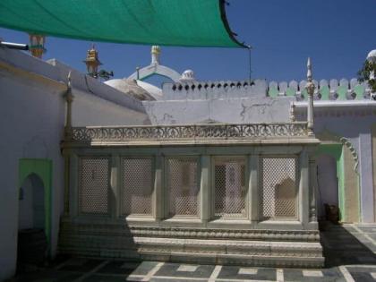 Controversy Erupts Over Aurangzeb's Tomb in Aurangabad, Security Increased Amid Demolition Threats | Controversy Erupts Over Aurangzeb's Tomb in Aurangabad, Security Increased Amid Demolition Threats Controversy Erupts Over Aurangzeb's Tomb in Aurangabad, Security Increased Amid Demolition Threats | Controversy Erupts Over Aurangzeb's Tomb in Aurangabad, Security Increased Amid Demolition Threats