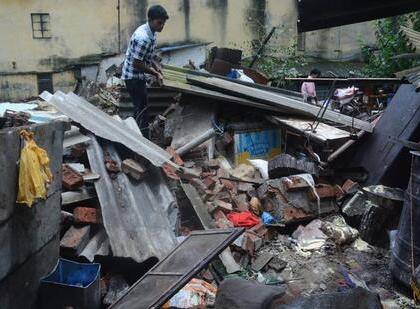 Mumbai: 1 dead, 2 injured after balcony collapses in Trombay | Mumbai: 1 dead, 2 injured after balcony collapses in Trombay