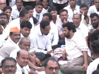 Nagpur: Bacchu Kadu Warns of Train Blockade in Afternoon as Farmer Protests Continue for 3rd Day | Nagpur: Bacchu Kadu Warns of Train Blockade in Afternoon as Farmer Protests Continue for 3rd Day Nagpur: Bacchu Kadu Warns of Train Blockade in Afternoon as Farmer Protests Continue for 3rd Day | Nagpur: Bacchu Kadu Warns of Train Blockade in Afternoon as Farmer Protests Continue for 3rd Day