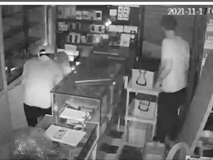Thane: Thieves rob goods worth 1.5 lakh from mobile shop, incident caught on CCTV | Thane: Thieves rob goods worth 1.5 lakh from mobile shop, incident caught on CCTV