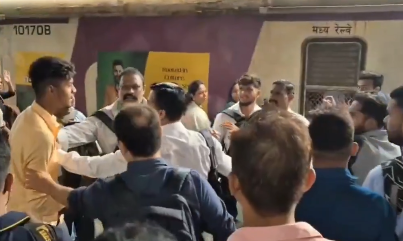 Thane: Fight Breaks Out Between Passengers at Badlapur Station While Trying to Board Local Train Amid Rush (Watch Video) | Thane: Fight Breaks Out Between Passengers at Badlapur Station While Trying to Board Local Train Amid Rush (Watch Video)