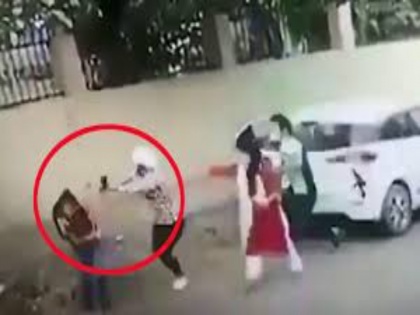 Shocking Video! 21-year-old woman shot dead in broad daylight outside her college in Faridabad | Shocking Video! 21-year-old woman shot dead in broad daylight outside her college in Faridabad