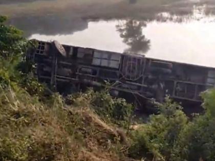 Ballia Accident: Private Bus Carrying 29 Bihar Police Personnel Overturns in Bairia (Watch Video)