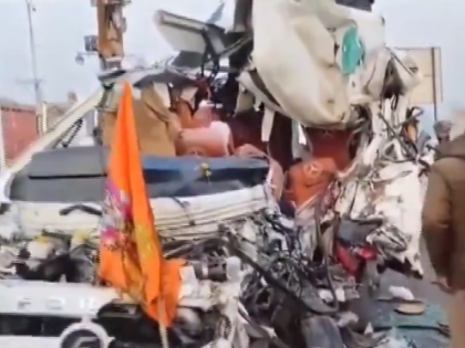 Barabanki Accident: 4 Killed, Several Injured as Tempo-Traveller Crashes Into Bus on Purvanchal Expressway in Uttar Pradesh (Watch Video) | Barabanki Accident: 4 Killed, Several Injured as Tempo-Traveller Crashes Into Bus on Purvanchal Expressway in Uttar Pradesh (Watch Video) Barabanki Accident: 4 Killed, Several Injured as Tempo-Traveller Crashes Into Bus on Purvanchal Expressway in Uttar Pradesh (Watch Video) | Barabanki Accident: 4 Killed, Several Injured as Tempo-Traveller Crashes Into Bus on Purvanchal Expressway in Uttar Pradesh (Watch Video)