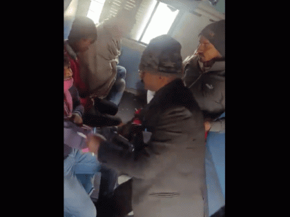 'Railway Minister Should Resign': Twitterati Reacts After Video of TTE Beating Passenger Onboard Barauni-Lucknow Express Goes Viral | 'Railway Minister Should Resign': Twitterati Reacts After Video of TTE Beating Passenger Onboard Barauni-Lucknow Express Goes Viral