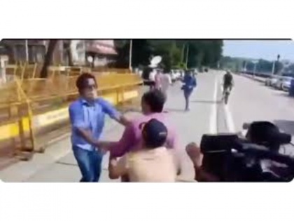Watch Video! Republic TV journalist Pradeep Bhandari alleges assault by NDTV, ABP reporters | Watch Video! Republic TV journalist Pradeep Bhandari alleges assault by NDTV, ABP reporters
