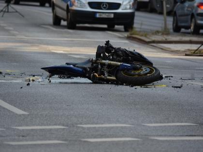 Mumbai Accident: 2 Killed, One Injured After Speeding Scooter Crashes Into Electric Pole On Gorai-Uttan Road | Mumbai Accident: 2 Killed, One Injured After Speeding Scooter Crashes Into Electric Pole On Gorai-Uttan Road