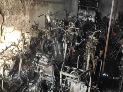 Kolhapur: Massive fire destroys electric vehicle warehouse | Kolhapur: Massive fire destroys electric vehicle warehouse Kolhapur: Massive fire destroys electric vehicle warehouse | Kolhapur: Massive fire destroys electric vehicle warehouse