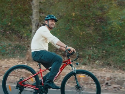 MS Dhoni's New E-bike Ad Singing 'Bole Jo Koyal' Goes Viral, Fans React | MS Dhoni's New E-bike Ad Singing 'Bole Jo Koyal' Goes Viral, Fans React