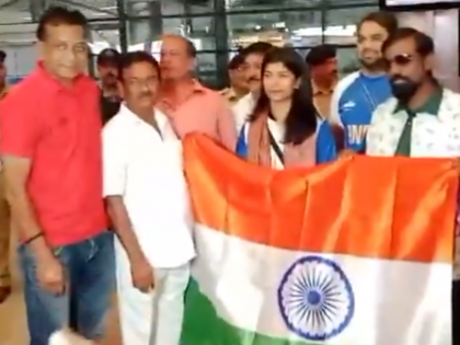 Boxer Nikhat Zareen Receives Warm Welcome at Hyderabad Airport After Paris Olympics 2024 Stint (Watch Video) | Boxer Nikhat Zareen Receives Warm Welcome at Hyderabad Airport After Paris Olympics 2024 Stint (Watch Video) Boxer Nikhat Zareen Receives Warm Welcome at Hyderabad Airport After Paris Olympics 2024 Stint (Watch Video) | Boxer Nikhat Zareen Receives Warm Welcome at Hyderabad Airport After Paris Olympics 2024 Stint (Watch Video)