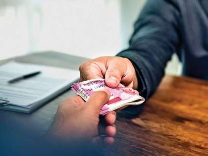 MIDC official held for accepting Rs 1 crore bribe | MIDC official held for accepting Rs 1 crore bribe