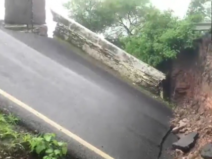 Madhya Pradesh Rains: Bridge Connecting Narsinghpur to Hoshangabad Collapses After Heavy Downpour (Watch Video) | Madhya Pradesh Rains: Bridge Connecting Narsinghpur to Hoshangabad Collapses After Heavy Downpour (Watch Video) Madhya Pradesh Rains: Bridge Connecting Narsinghpur to Hoshangabad Collapses After Heavy Downpour (Watch Video) | Madhya Pradesh Rains: Bridge Connecting Narsinghpur to Hoshangabad Collapses After Heavy Downpour (Watch Video)