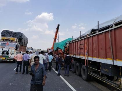 Buldhana: Two Killed as Speeding Truck Collides with Parked Vehicle | Buldhana: Two Killed as Speeding Truck Collides with Parked Vehicle