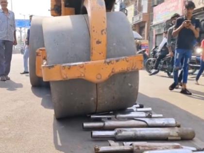 Bulldozer Action in Uttar Pradesh: Hapur Police Crack Down on Noisy Bikes, Run JCB Over 509 Silencers (Watch Video) | Bulldozer Action in Uttar Pradesh: Hapur Police Crack Down on Noisy Bikes, Run JCB Over 509 Silencers (Watch Video)
