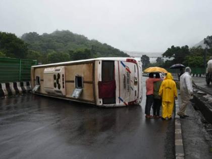 Accident on Mumbai-Goa highway: Bus veers into opposite lane, passenger injured | Accident on Mumbai-Goa highway: Bus veers into opposite lane, passenger injured
