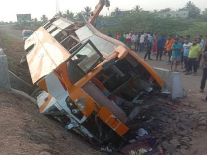 Pune: 1 dead, 22 injured as bus veers off road, falls into ditch | Pune: 1 dead, 22 injured as bus veers off road, falls into ditch