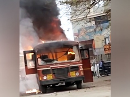 Maratha Reservation Protest: Agitators Set Maharashtra State Transport Bus on Fir, MSRTC Halts Services in Jalna (Watch) | Maratha Reservation Protest: Agitators Set Maharashtra State Transport Bus on Fir, MSRTC Halts Services in Jalna (Watch)
