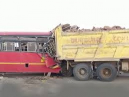 11 injured in bus-truck collision in Palghar | 11 injured in bus-truck collision in Palghar