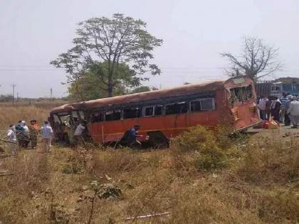 Bus-truck collision on Amravati-Yavatmal route; One killed, 17 injured | Bus-truck collision on Amravati-Yavatmal route; One killed, 17 injured
