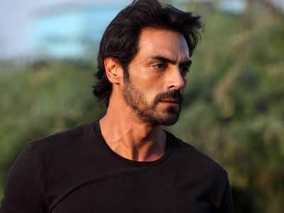 Arjun Rampal slams queue outside liquor stores: These guys deserve a thrashing, not drinking | Arjun Rampal slams queue outside liquor stores: These guys deserve a thrashing, not drinking