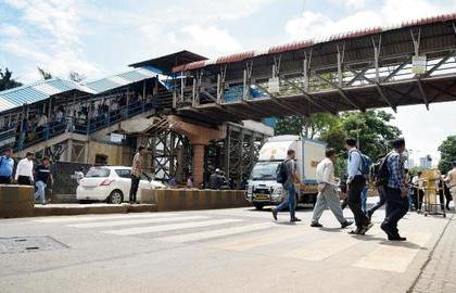 Mumbai: Old Charni Road foot over-bridge to remain shut till November 18 | Mumbai: Old Charni Road foot over-bridge to remain shut till November 18