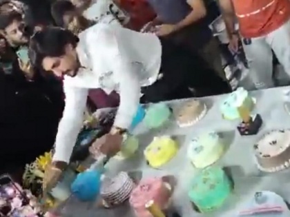 Mumbai: Man celebrates his birthday by cutting 550 cakes | Mumbai: Man celebrates his birthday by cutting 550 cakes