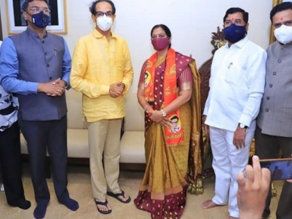 Uddhav Thackeray welcomes Mira Bhayandar's BJP MLA Geeta Jain to Shiv Sena | Uddhav Thackeray welcomes Mira Bhayandar's BJP MLA Geeta Jain to Shiv Sena