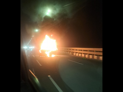Mumbai: Car Catches Fire After High-Speed Crash on Bandra-Worli Sea Link, Traffic Severely Disrupted (Watch Video) | Mumbai: Car Catches Fire After High-Speed Crash on Bandra-Worli Sea Link, Traffic Severely Disrupted (Watch Video)