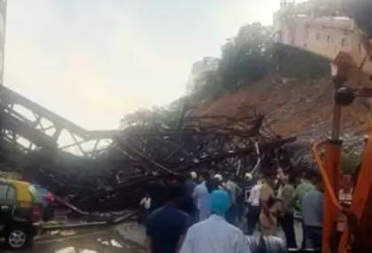 Dust Storm in Mumbai: Several Injured After Car Parking Lift Collapses in Wadala (Watch Video) | Dust Storm in Mumbai: Several Injured After Car Parking Lift Collapses in Wadala (Watch Video) Dust Storm in Mumbai: Several Injured After Car Parking Lift Collapses in Wadala (Watch Video) | Dust Storm in Mumbai: Several Injured After Car Parking Lift Collapses in Wadala (Watch Video)