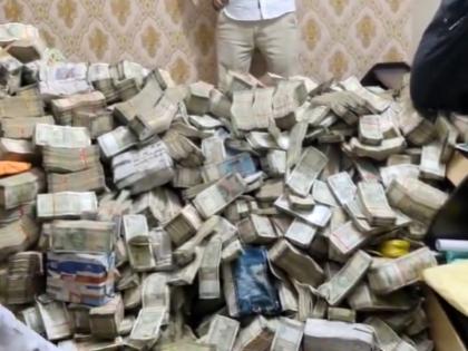 ED Raid in Ranchi: Huge Amount of Cash Seized From Household Help of Jharkhand Minister's Aide in Virendra Ram Case (Watch Video) | ED Raid in Ranchi: Huge Amount of Cash Seized From Household Help of Jharkhand Minister's Aide in Virendra Ram Case (Watch Video)