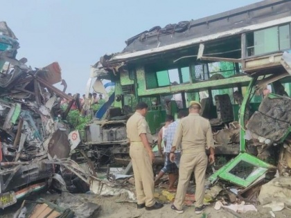 Truck and passenger bus collides, 8 people die on the spot | Truck and passenger bus collides, 8 people die on the spot