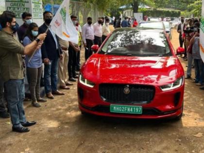 Mumbai: Aaditya Thackeray drives 'electric vehicle' to reduce pollution | Mumbai: Aaditya Thackeray drives 'electric vehicle' to reduce pollution